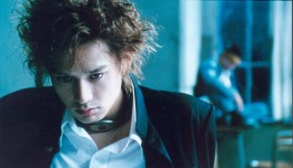 Más cool que el chino friki de los pelos en Battle Royale, oye.