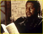 Mirada pensativa enfocada en la distancia